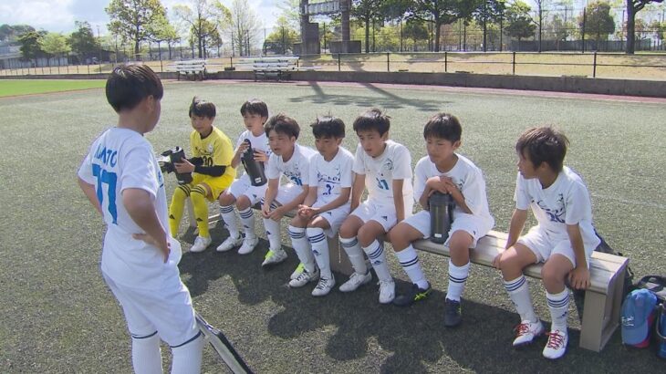 一風変わった小学生のサッカー大会 監督がいないと子どもたちはどう行動?