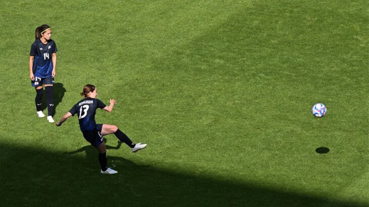 【サッカー女子予選リーグ】前半終了間際 北川ひかる 完璧なコースに吸い込まれるパーフェクトFK「日本×ナイジェリア」｜パリオリンピック™
